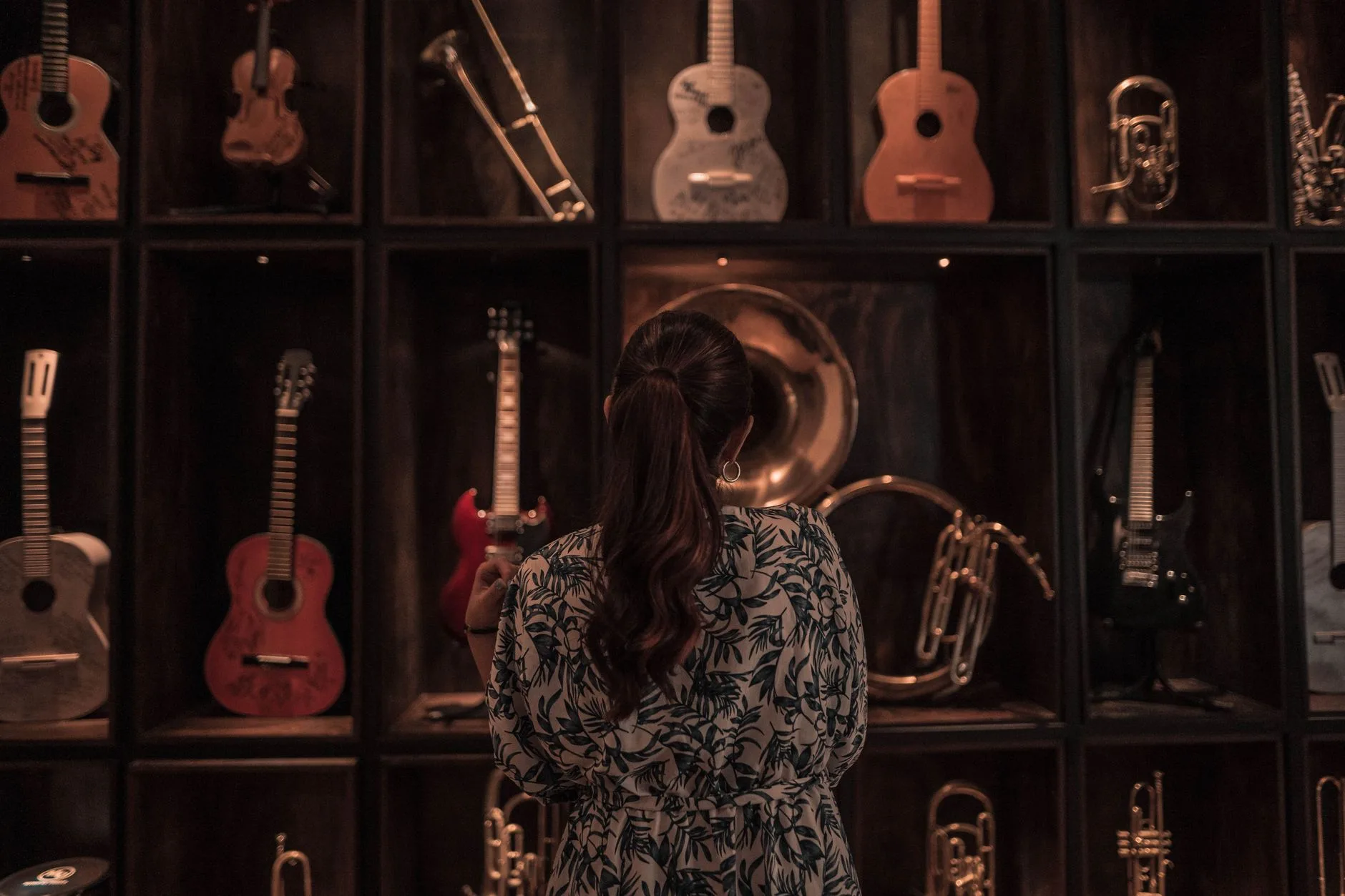 Galeri alanında ziyaretçilerin deneyimleyebileceği el yapımı müzik aletleri