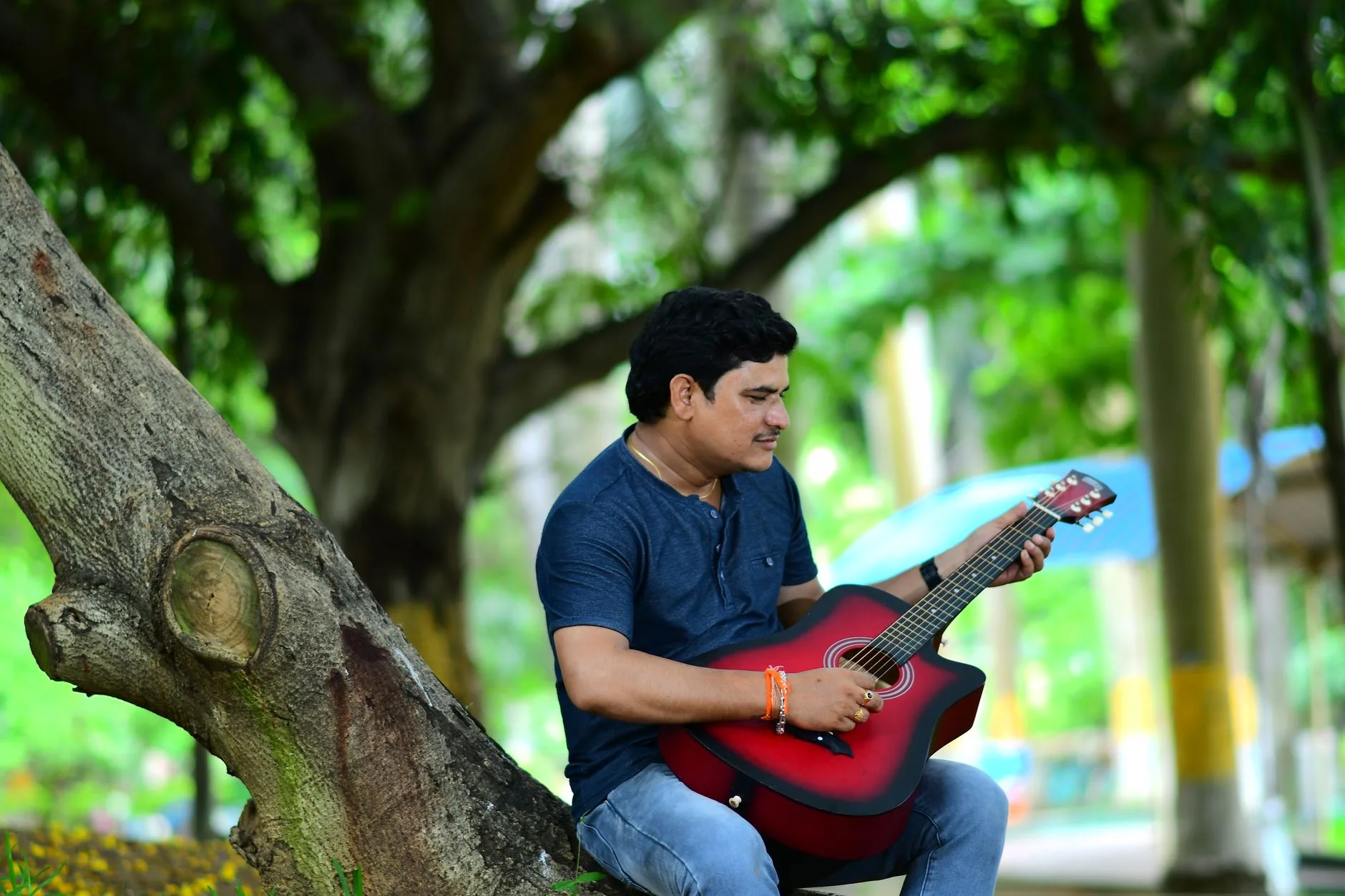 Perçeminin arkasında gitar çalan bir müzisyen