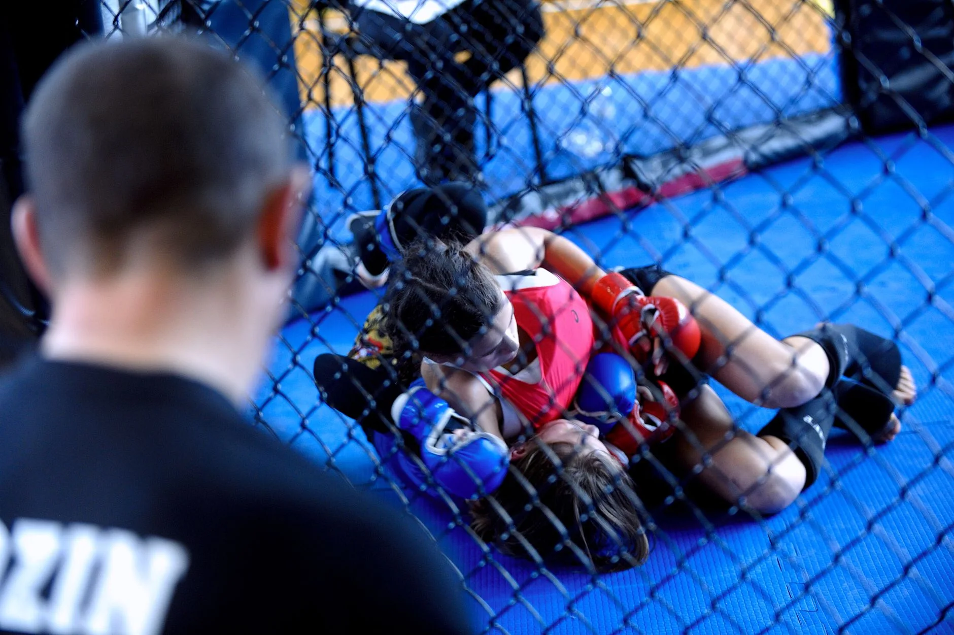 Kafes içindeki kadın MMA dövüşçüleri