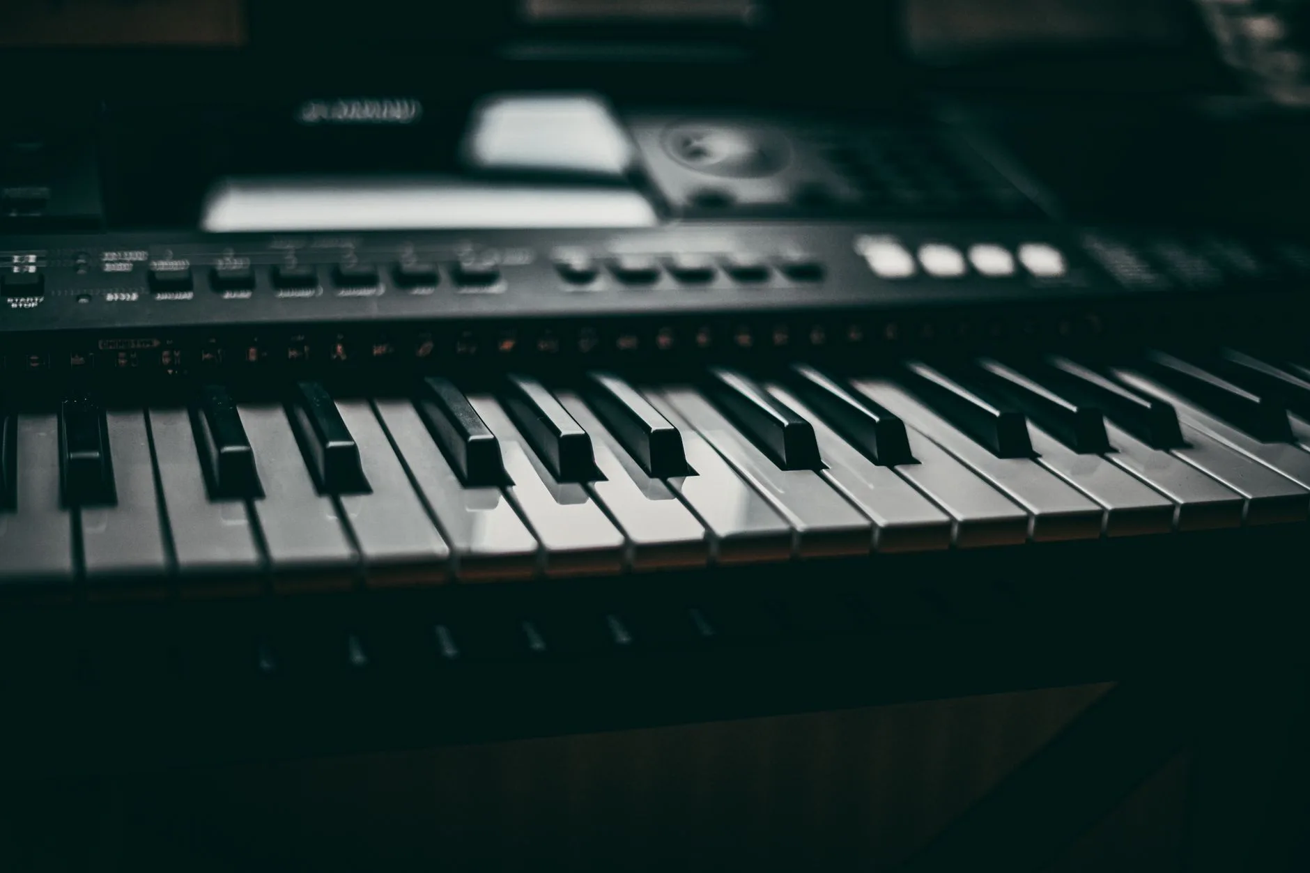 Elektronik müzik stüdyosunda bir klavye ve sentezleyici
