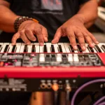 Sentezleyicilerin bulunduğu bir müzik stüdyosu