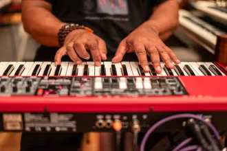 Sentezleyicilerin bulunduğu bir müzik stüdyosu