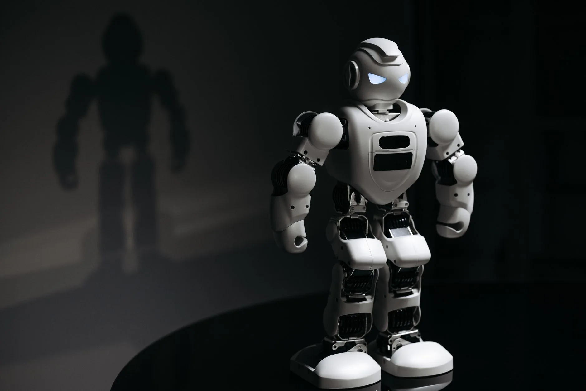 Karanlık bir odada duran insansı robot silüeti