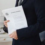 Boşanma davasını temsil eden dramatik mahkeme salonu görüntüsü