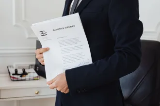 Boşanma davasını temsil eden dramatik mahkeme salonu görüntüsü